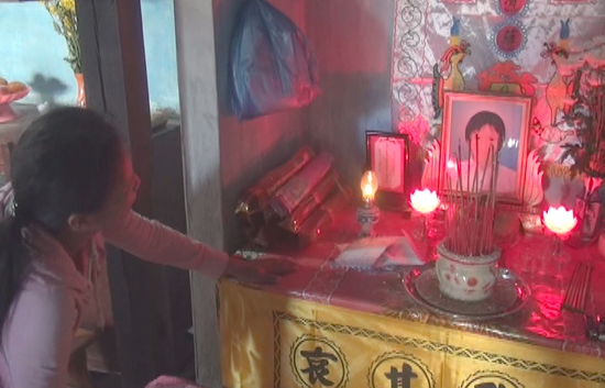 Người mẹ Phan Thị Thu Oanh vật vã bên bàn thờ con gái    
