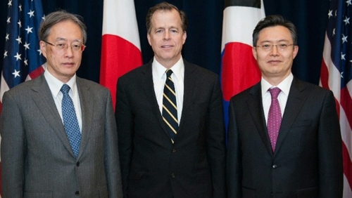 Các đại diện của Nhật, Mỹ và Hàn Quốc tại cuộc gặp.