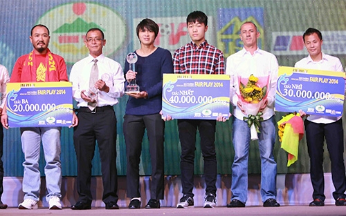 Xuân Trường, Tuấn Anh và HLV Graechen nhận giải Fair Play (Ảnh: Nhung Trần).