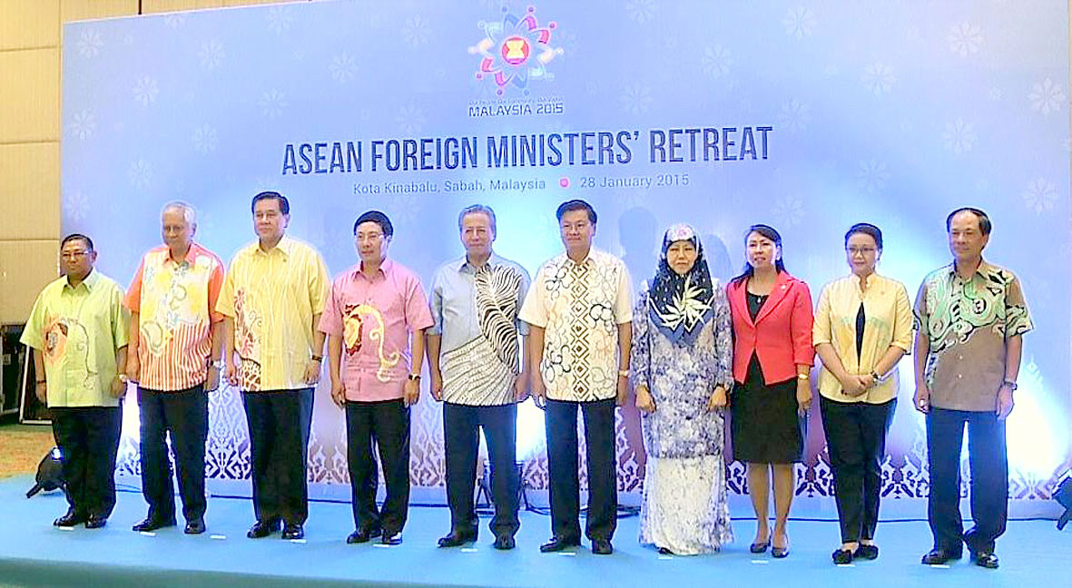 Phó Thủ tướng, Bộ trưởng Ngoại giao Phạm Bình Minh (thứ tư từ trái sang) cùng trưởng đoàn các nước tại hội nghị.