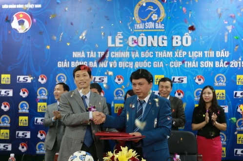 Tổng thư ký VFF Lê Hoài Anh (phải) và đại diện nhà tài trợ Thái Sơn Bắc. Ảnh: Nam Khánh