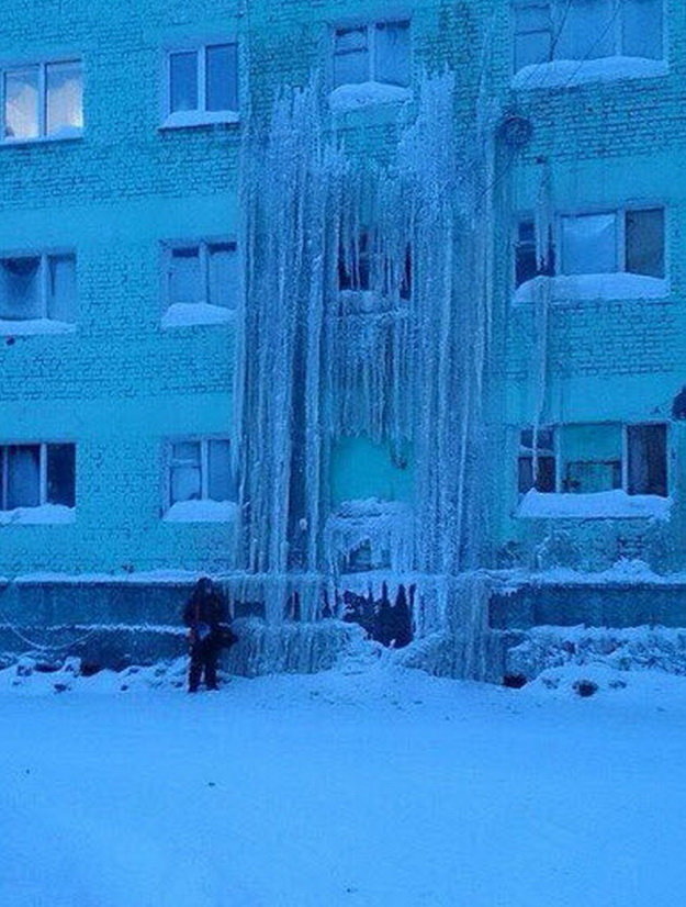 Một tuần sau bão tuyết, các cột băng khổng lồ vẫn có thể được nhìn thấy trên các tòa nhà - Ảnh: Twitter/RT