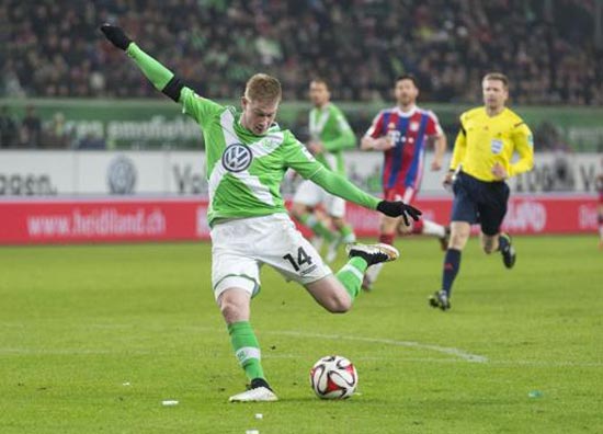 Kevin de Bruyne tung cú sút ghi bàn nâng tỷ số lên 3 - 0 cho Wolfsburg.