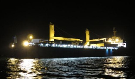  Tàu vận tải Rolldock Star neo đậu trong vịnh Cam Ranh an toàn ngày 29/1