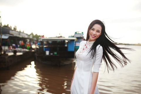 Với chiếc áo dài trắng tinh khôi, đại diện Việt Nam tại cuộc thi Hoa hậu Siêu quốc gia 2015 đầy nữ tính, duyên dáng và quyến rũ trong bộ ảnh thực hiện ở quê hươ ng Bạc Liêu