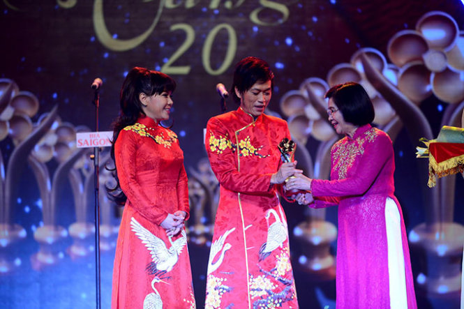 Nghệ sĩ Hoài Linh đoạt giải Thành tựu 20 năm trong lễ trao giải Mai Vàng 2014 tối 1-2 - Ảnh: Quang Định
