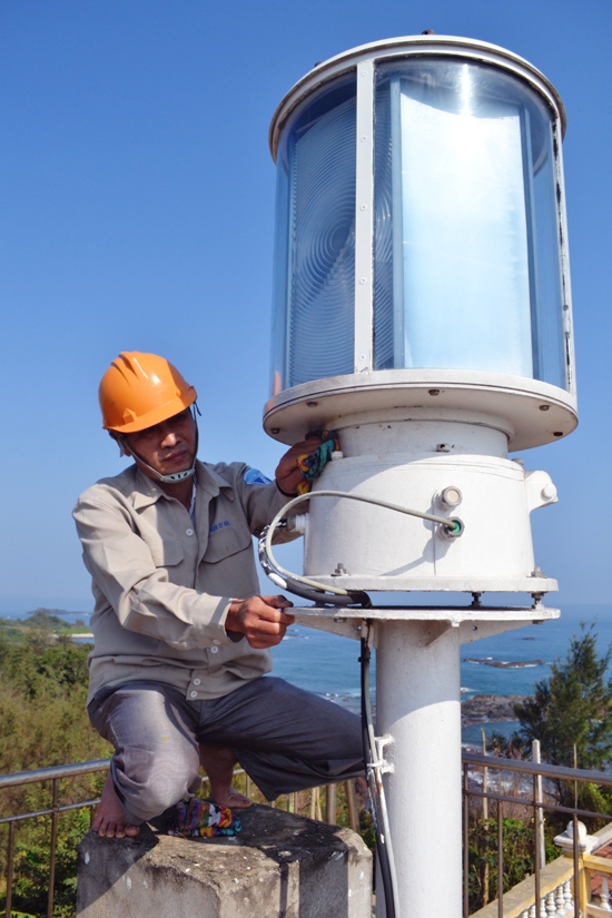 Ông Nguyễn Sinh Thái kiểm tra hoạt động của đèn biển.