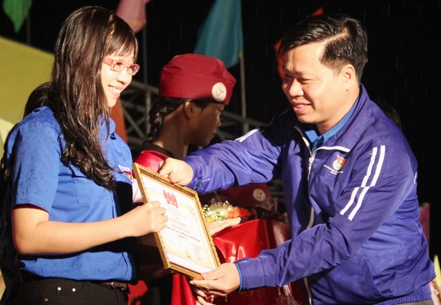 Anh Nguyễn Hoàng Hiệp - Phó Bí thư Thường trực Tỉnh đoàn trao Bằng khen tuyên dương các thanh niên tiêu biểu