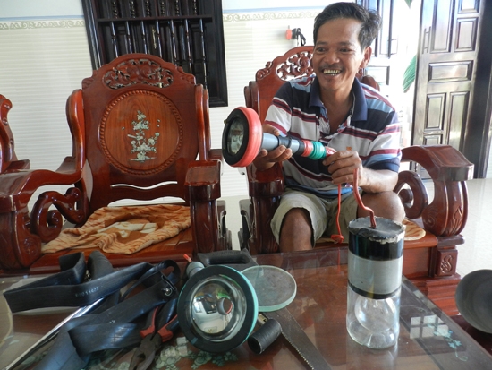 Ngư dân Trương Dũng giới thiệu chiếc đèn pin, sản phẩm anh sáng chế để cung cấp cho đội quân thợ lặn Hoàng Sa.