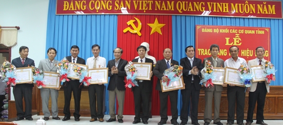  Các đồng chí nhận Huy hiệu 30 năm tuổi Đảng.