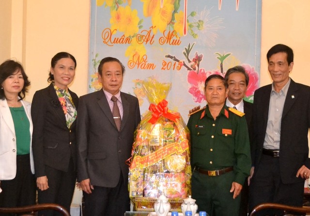 Quyền Bí thư Tỉnh ủy Nguyễn Minh và các thành viên trong trong Đoàn công tác thăm, chúc Tết tại Sư đoàn 307