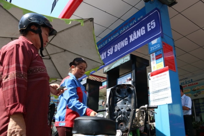 Tập đoàn Xăng dầu Việt Nam (Petrolimex) chính thức giảm giá xăng sinh học E5 RON 92 từ 15g ngày 5-2 - Ảnh: Tiến Long