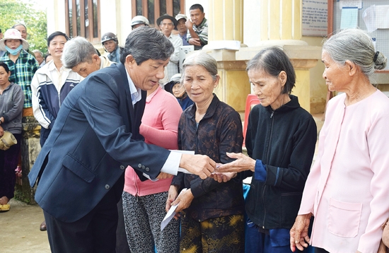 Ông Lê Văn Sáu-Phó Chủ tịch Uỷ ban MTTQVN tỉnh trao quà tết cho người nghèo ở xã Đức Nhuận (Mộ Đức).