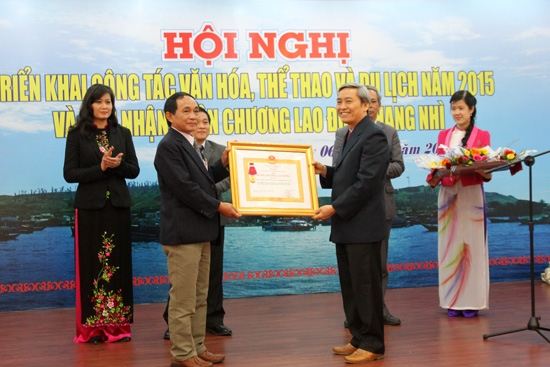 Tập thể Sở VH-TT&DL đón nhận Huân chương lao động hạng Nhì