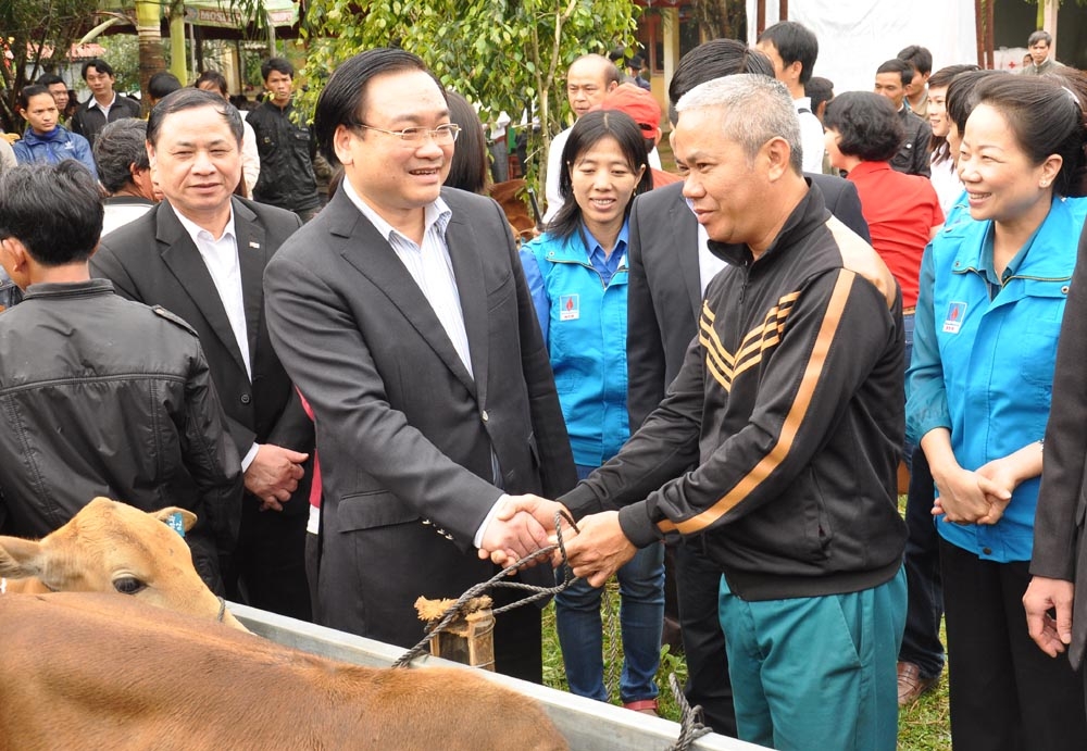 Phó Thủ tướng Chính phủ Hoàng Trung Hải  trao bò cho người dân xã Sơn Thành, huyện Sơn Hà.