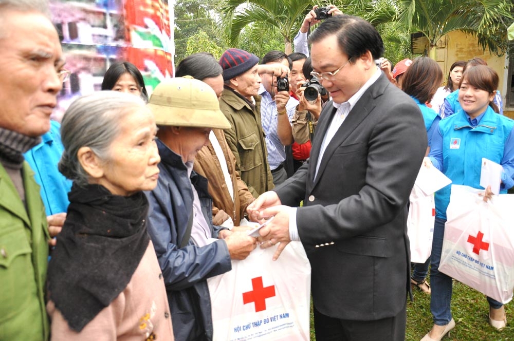 Phó Thủ tướng Chính phủ Hoàng Trung Hải tặng quà cho người dân huyện Sơn Hà.