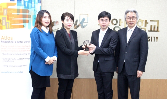 Đại diện Nhà xuất bản Elsevier trao giải thưởng Atlas cho Lê Quang Tuấn.                                                                                                                  (Ảnh do nhân vật cung cấp)