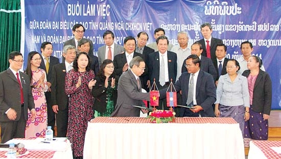 Lãnh đạo tỉnh Quảng Ngãi và lãnh đạo tỉnh Attapeu ký kết bản ghi nhớ hợp tác giữa hai tỉnh.