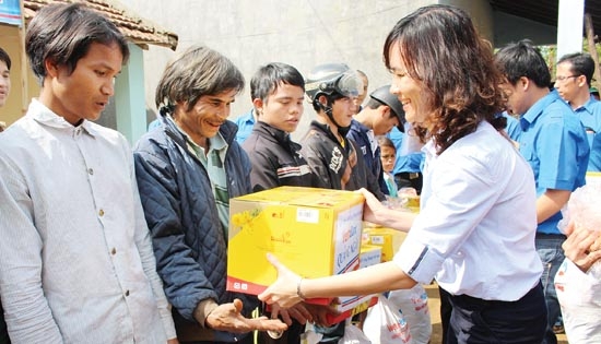  Lãnh đạo Vietinbank Quảng Ngãi trao quà cho người nghèo xã Trà Nham .