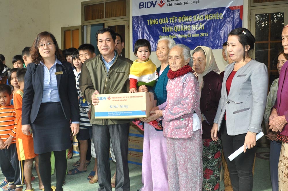 Đại diện BIDV Quảng Ngãi trao quà Tết cho các đối tượng đang được nuôi dưỡng Trung tâm bảo trợ xã hội tỉnh