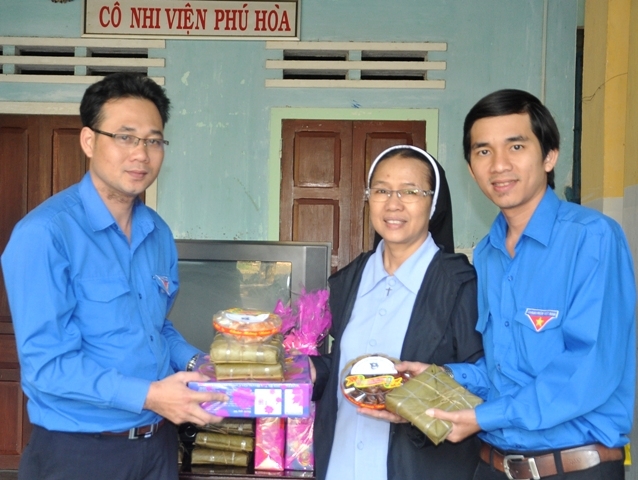 Sơ Nguyễn Thị Tuyết Hương, Phụ trách Cô nhi viện Phú Hòa đại diện nhận quà và bánh chưng Đoàn Khối Doanh nghiệp tỉnh trao tặng cho các em nhỏ