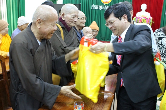 Chủ tịch UBND tỉnh Lê viết Chữ tặng quà Tết cho các chức sắc tôn giáo