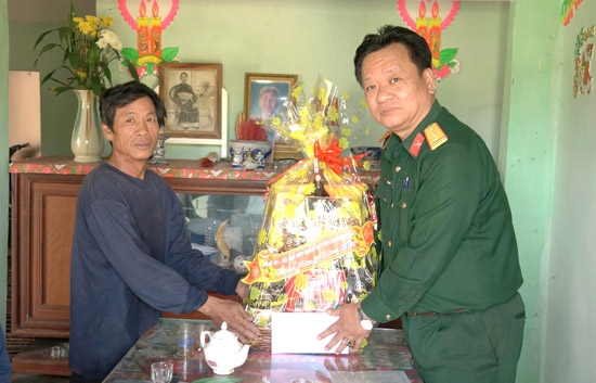Đại tá Trần Xi Noa trao quà cho gia đình quân nhân Đỗ Văn Lem, đang công tác ở đảo Đá Tây, quần đảo Trường Sa.