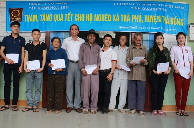 Đại diện Ủy ban MTTQVN tỉnh và Công ty Cổ phần Tập đoàn Hoa Sen trao quà cho các hộ nghèo.