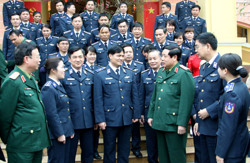  Đại tướng Phùng Quang Thanh trò chuyện với cán bộ, chiến sĩ Cảnh sát biển Việt Nam. Ảnh: QĐND
