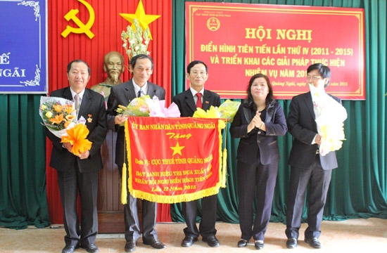 Cục Thuế Quảng Ngãi nhận cờ thi đua xuất sắc của UBND tỉnh