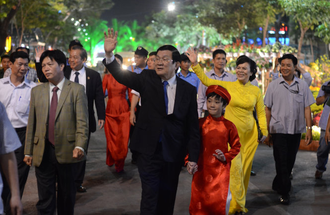 Chủ tịch nước Trương Tấn Sang cùng các lãnh đạo TP.HCM tham quan đường hoa Hàm Nghi trong đêm khai mạc - Ảnh: Thanh Tùng