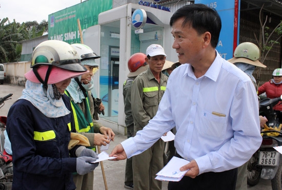 Phó bí thư Thường trực Tỉnh ủy Trần Ngọc Căng tặng quà Tết cho công nhân của Công ty CP môi trường đô thị Quảng Ngãi