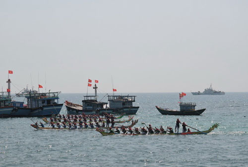 Lễ hội đua thuyền ở Lý Sơn - ảnh: Văn Mịnh
