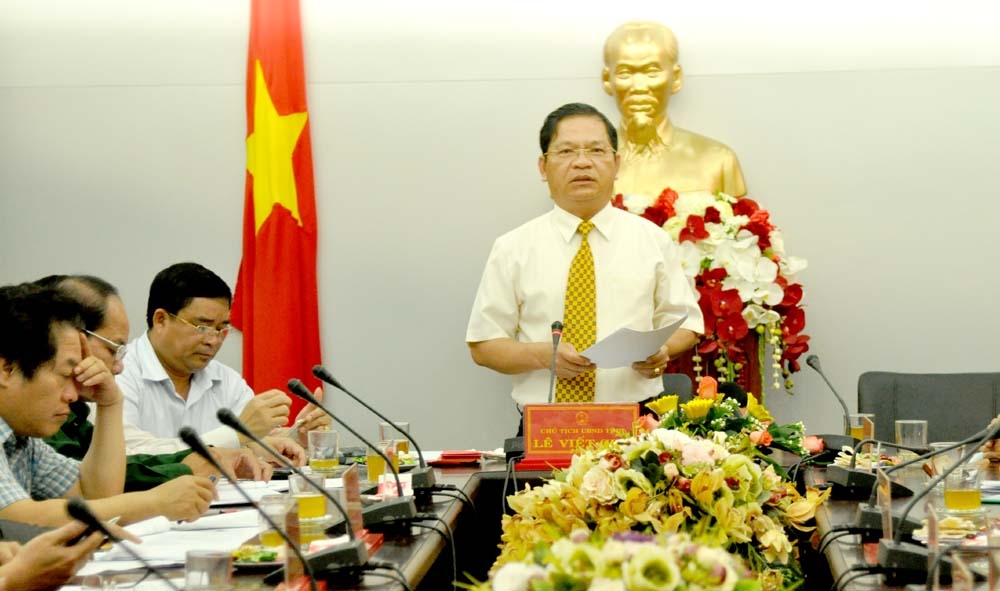 Chủ tịch UBND tỉnh Lê Viết Chữ phát biểu tại cuộc họp.