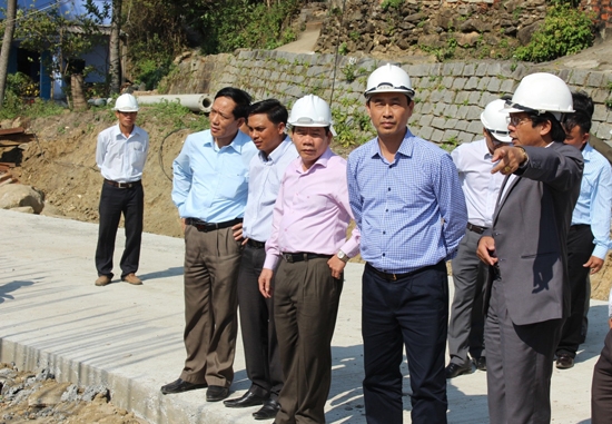 Thứ trưởng Lê Đình Thọ (thứ hai từ phải sang) kiểm tra thực tế Dự án mở rộng Quốc lộ 1 qua địa bàn Quảng Ngãi vào sáng mùng 3 Tết.