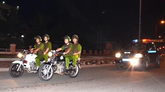 Tổ Cảnh sát đặc biệt và CS113 tuần tra kiểm soát đảm bảo ANTT địa bàn TP.Quảng Ngãi . Ảnh: VĂN NAM