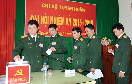 Đảng viên Chi bộ Ban Tuyên huấn (Phòng Chính trị BCHQS tỉnh) bỏ phiếu bầu ban chấp hành mới tại đại hội vào ngày 7.2 vừa qua.