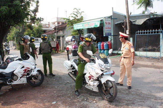 Công an huyện Bình Sơn tuần tra, kiểm soát để đảm bảo an toàn giao thông.