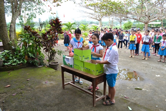 Các em học sinh Trường TH Bình Khương góp gạo giúp đỡ các bạn nghèo trong dịp Tết.