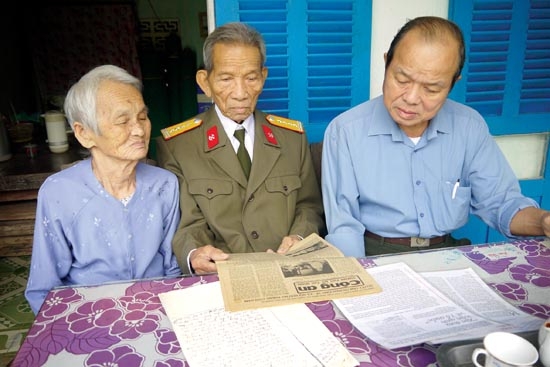 Gia đình đại tá Trần Ngọc Giao với kỷ niệm cùng nhà văn Nguyễn Quang Sáng.