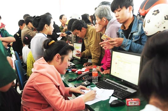  Người dân chen chúc mua vé xe tại hãng xe Phương Trang.