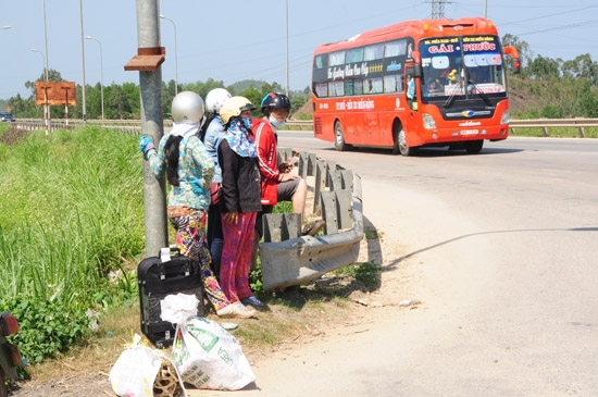  Người dân đón xe dù ở ngã ba đường tránh đông (phường Trương Quang Trọng, TP. Quảng Ngãi).