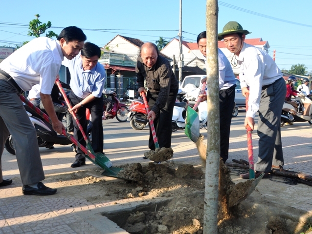 Các đại biểu tham gia trồng cây
