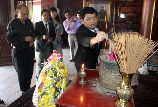 Chủ tịch UBND tỉnh Lê Viết Chữ cùng lãnh đạo các sở, ban, ngành dâng hương trước bàn thờ cố Thủ tướng
