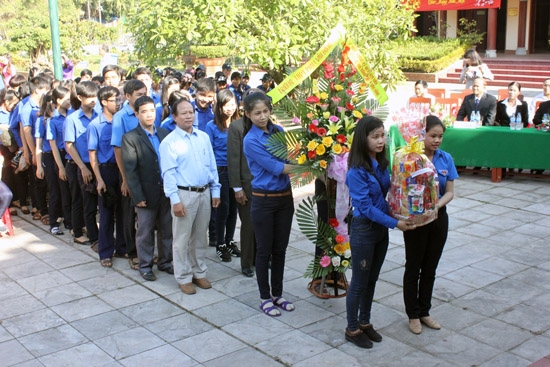 Thầy và trò trường THPT Phạm Văn Đồng dâng hoa tại Khu lưu niệm Phạm Văn Đồng nhân kỷ niệm 109 năm Ngày sinh của cố Thủ tướng