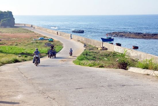 Tuyến đường liên xã  từ An Hải đi An Vĩnh sát bên bờ kè kiên cố dọc ven biển Lý Sơn.