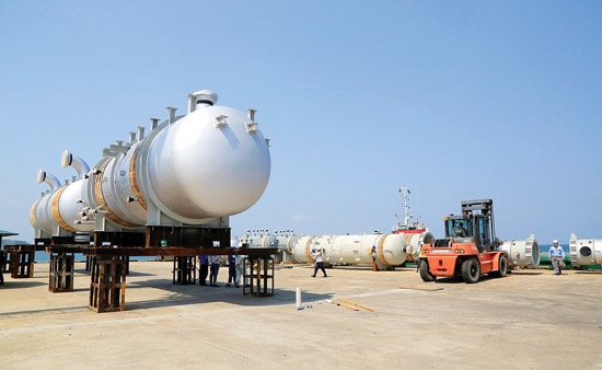 Lô hàng bồn áp lực công nghệ cao của Doosan Vina được xuất cho dự án Nhà máy Lọc hóa dầu Nghi Sơn (Thanh Hóa) trong những ngày đầu năm Ất Mùi.                                                                                                    Ảnh: HOÀNG TRIỀU