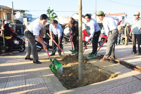 Lãnh đạo UBND TP. Quảng Ngãi cùng người dân tham gia trồng cây xanh trong dịp năm mới Ất Mùi.