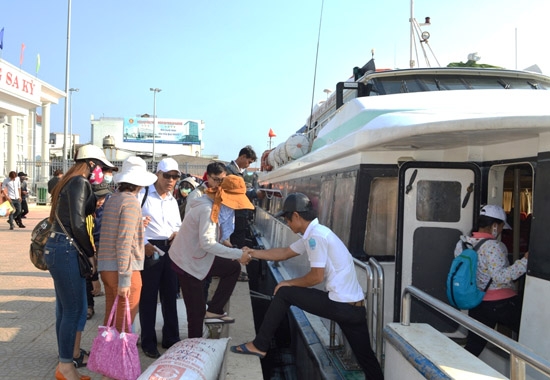 Hành khách rời cảng Sa Kỳ đến Lý Sơn.