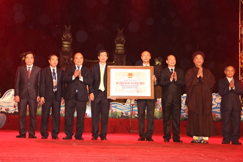  Phó Thủ tướng Nguyễn Xuân Phúc trao Bằng Di tích quốc gia đặc biệt cho tỉnh Thái Bình. Ảnh: VGP/Lê Sơn